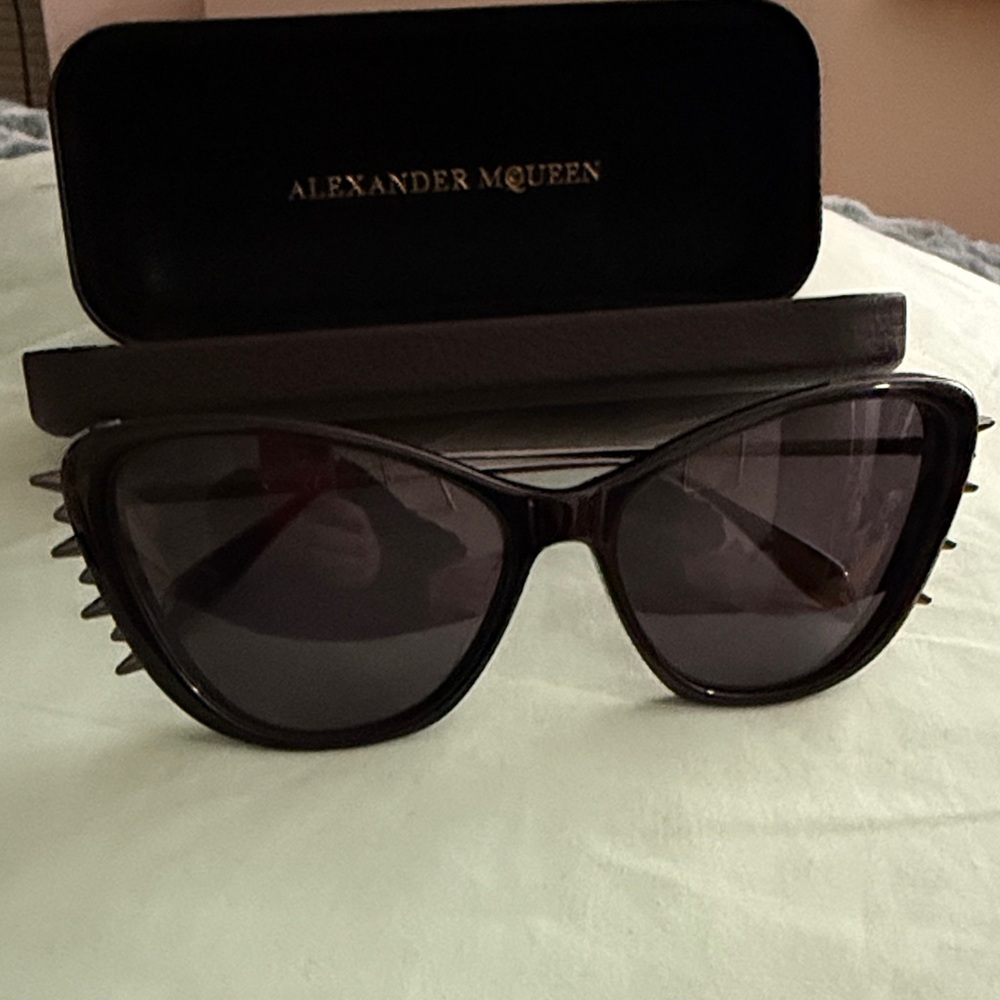 Alexander McQueen Dark Sunglasses with Studded Sides - Picture 8 of 8